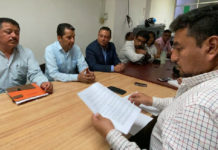 Mesa de diálogo entre trabajadores y autoridades donde llegaron al acuerdo. Foto Jorge Pérez Alfonso.