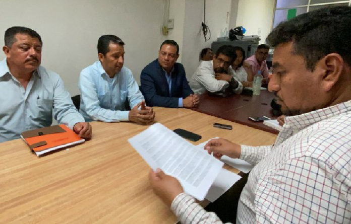 Mesa de diálogo entre trabajadores y autoridades donde llegaron al acuerdo. Foto Jorge Pérez Alfonso.