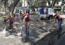 A través de la Coordinación Ejecutiva del Centro Histórico se realizan tareas de limpieza y desinfección en el primer cuadro de la capital como medidas preventivas al COVID-19.