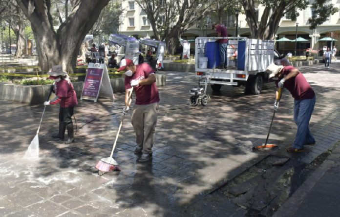 A través de la Coordinación Ejecutiva del Centro Histórico se realizan tareas de limpieza y desinfección en el primer cuadro de la capital como medidas preventivas al COVID-19.