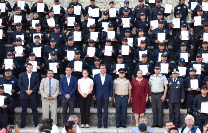 En 29 años de existencia de la Policía Municipal de Oaxaca de Juárez, es la primera vez que el Ayuntamiento consigue que elementos de seguridad consigan el certificado oficial que avala su formación, capacidades y confiabilidad.