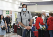 En el aeropuerto capitalino, un viajero con tapabocas para evitar la transmisión del coronavirus. Foto Yazmín Ortega Cortés.