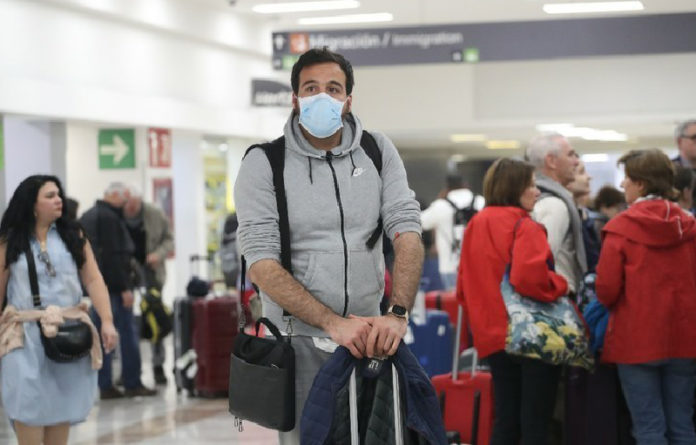 En el aeropuerto capitalino, un viajero con tapabocas para evitar la transmisión del coronavirus. Foto Yazmín Ortega Cortés.