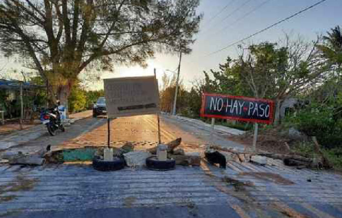 Habitantes de Yobaín, Yucatán, bloquearon el paso de personas que no radican en el municipio. Foto Luis Boffil.