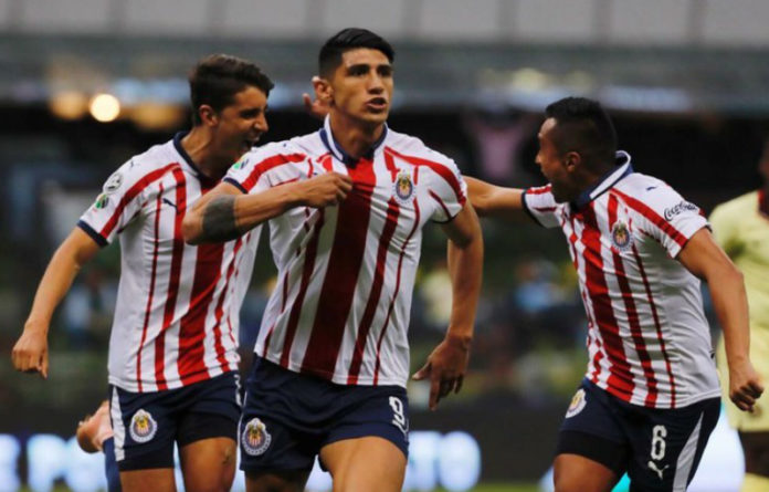 Alan Pulido festeja su anotación contra el América Foto Víctor Camacho/ Archivo.