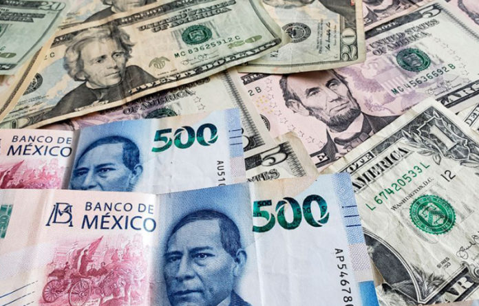 De acuerdo con el Banco de México, la moneda mexicana culminó la sesión con una caída de 28 centavos, al cotizar en 24.15 pesos por dólar.