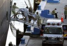 A los pasajeros del crucero Zaandam se les permitió por fin desembarcar en Florida. Uno de los viajeros contagiados es trasladado a un hospital. Foto Ap.