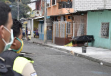 El cuerpo de una persona fallecida, supuestamente a causa del coronavirus fue dejado afuera de una casa en Guayaquil. Ecuador. Foto Ap-