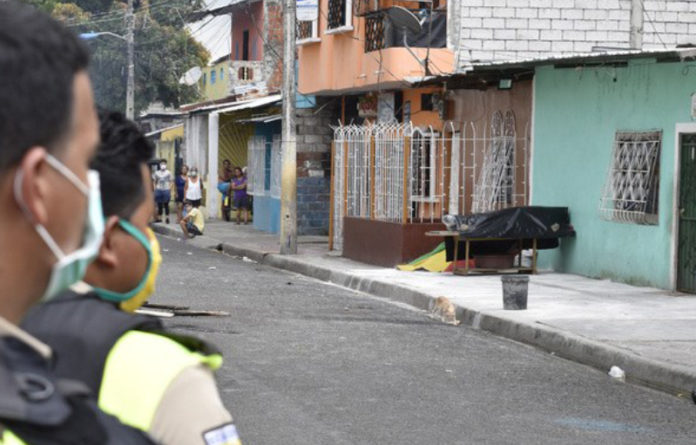 El cuerpo de una persona fallecida, supuestamente a causa del coronavirus fue dejado afuera de una casa en Guayaquil. Ecuador. Foto Ap-