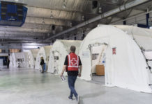 Hospital móvil instalado para la atención de pacientes con coronavirus, en LaSalle, Canadá. Foto Ap.