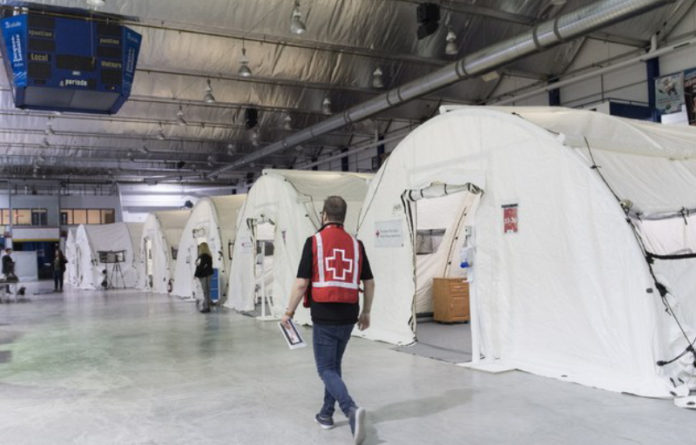 Hospital móvil instalado para la atención de pacientes con coronavirus, en LaSalle, Canadá. Foto Ap.