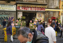 Personas compran frutas y verduras en Nápoles, Italia. Foto Ap.