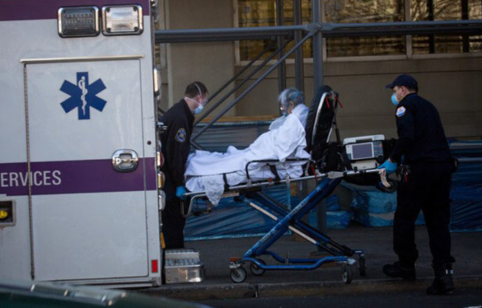 Paramédicos trasladan a paciente con Covid-19 a la sala de emergencias del Centro Médico Langone de la Universidad de Nueva York. Foto Xinhua.