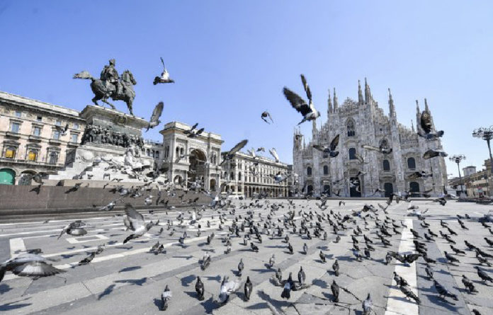 El cantante de ópera italiano Andrea Bocelli actuará el Domingo de Pascua desde un vacío Duomo de Milán. Foto Ap.