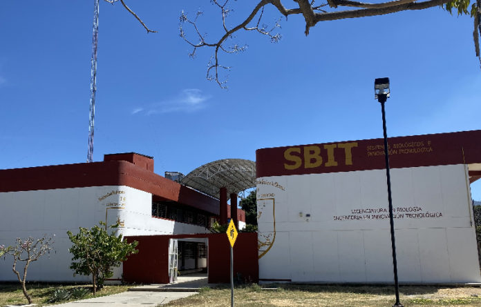 Atiende sus contenidos educativos en la formación profesional de su población estudiantil.