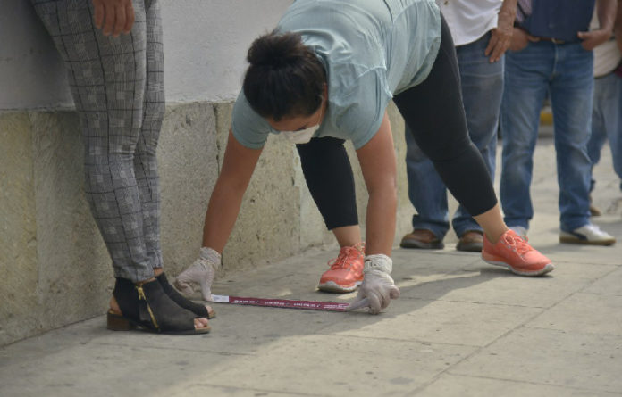 Coloca vinilos adhesivos en bancos, farmacias y puntos estratégicos a fin de organizar la prestación de servicios y la espera de turnos de cuentahabientes.