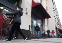 Personas toman distancia mientras esperan para ingresar a un supermercado en Arlington, Virginia. Foto Xinhua.