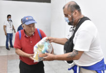 Los aseadores de calzado recibieron apoyos alimentarios con productos de la canasta básica para hacer frente a la contingencia sanitaria desencadenada por el COVID-19.