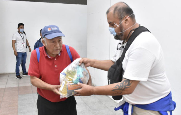 Los aseadores de calzado recibieron apoyos alimentarios con productos de la canasta básica para hacer frente a la contingencia sanitaria desencadenada por el COVID-19.