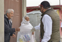 Servidores públicos municipales hicieron entrega de productos de la canasta básica a familias en situación de pobreza, en las agencias Donají y Dolores.