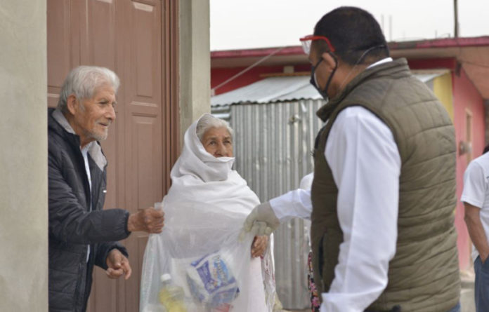 Servidores públicos municipales hicieron entrega de productos de la canasta básica a familias en situación de pobreza, en las agencias Donají y Dolores.