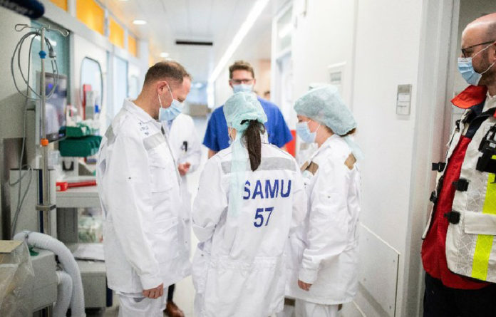 Brigada sanitaria de atención a pacientes de Covid-19. Foto Ap.