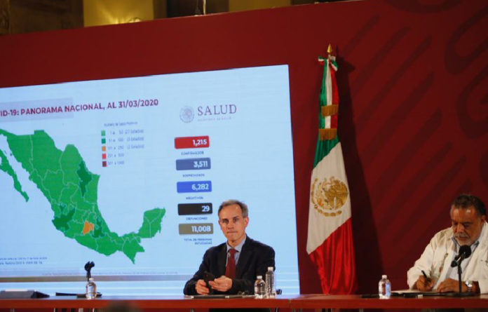 El subsecretario de Prevención y Promoción de la Salud, Hugo López-Gatell (c,izq) durante conferencia de prensa vesperina este 31 de marzo de 2020. Foto Guillermo Sologuren.