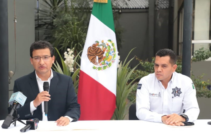 El Fiscal General del Estado, Rubén Vasconcelos Méndez, junto al Secretario de Seguridad Pública de Oaxaca, Ernesto Salcedo Rosales, informó que Juan Antonio. V. C. decidió entregarse en las instalaciones del Centro de Comando, Control y Comunicación C4.