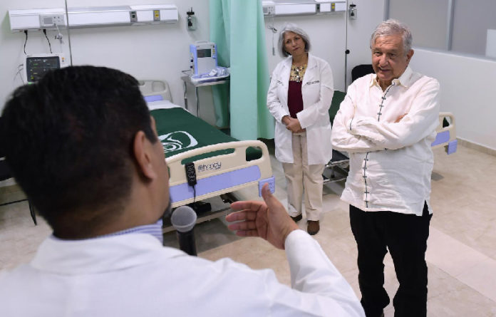 El presidente de México, Andrés Manuel durante la inauguración del hospital del IMSS en Tlaxiaco.