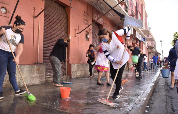 Conjuntamente con 250 comerciantes, se realizó la limpieza en las calles de Francisco Javier Mina, Valerio Trujano, Las Casas, Flores Magón, J. P. García e Ignacio Aldama.