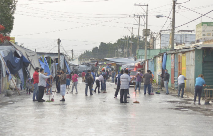 Mediante el uso de hidrolavadoras cargadas con una solución clorada, se realizó la limpieza de calles con el apoyo de 300 comerciantes.