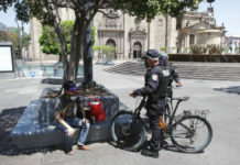 Elementos de la Policía Municipal acuden a sucursales bancarias para instrumentar y vigilar la sana distancia, entre otras medidas.