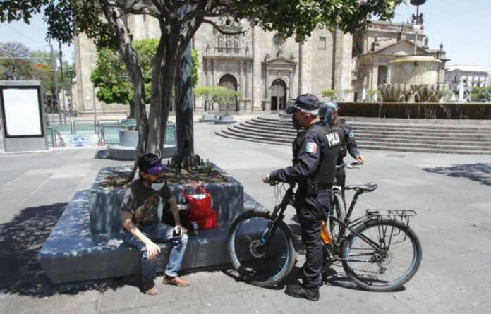 Elementos de la Policía Municipal acuden a sucursales bancarias para instrumentar y vigilar la sana distancia, entre otras medidas.