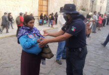 Elementos de la Policía Municipal acuden a sucursales bancarias para instrumentar y vigilar la sana distancia, entre otras medidas.