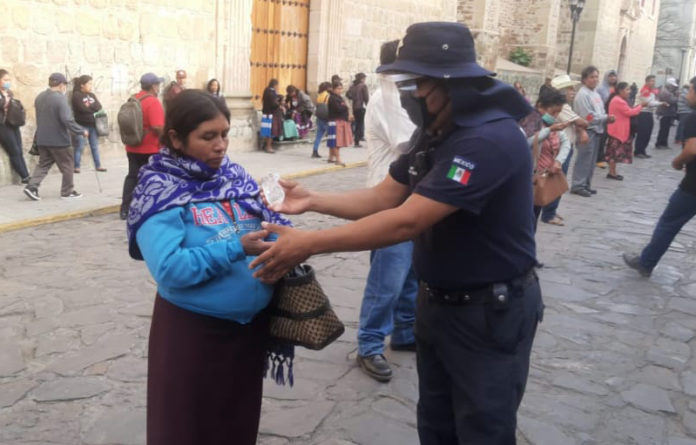 Elementos de la Policía Municipal acuden a sucursales bancarias para instrumentar y vigilar la sana distancia, entre otras medidas.