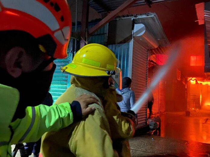 Resalta solidaridad de municipios vecinos para combatir el fuego en la zona de comercio más grande del estado.