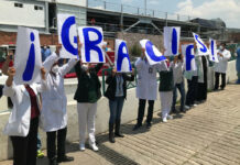 Los trabajadores administrativos y directivos reconocieron la labor del personal médico y de atención. Foto Ricardo Montoya.