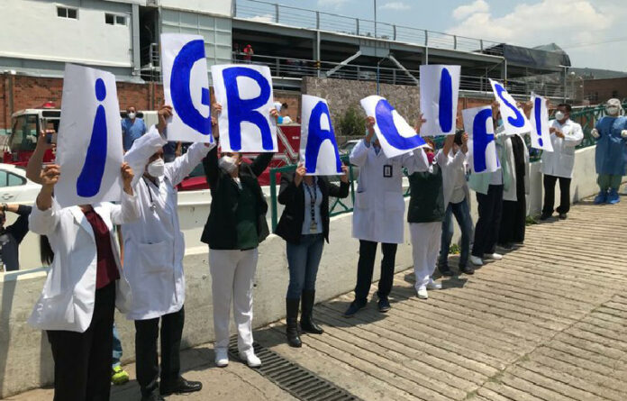 Los trabajadores administrativos y directivos reconocieron la labor del personal médico y de atención. Foto Ricardo Montoya.