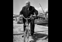 En esta foto de archivo del 15 de mayo de 1972, el director de cine de Master of suspense Alfred Hitchcock pedalea su bicicleta al festival internacional de cine de Cannes en Cannes, Francia. Foto Ap.