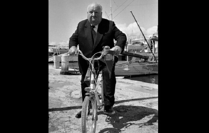 En esta foto de archivo del 15 de mayo de 1972, el director de cine de Master of suspense Alfred Hitchcock pedalea su bicicleta al festival internacional de cine de Cannes en Cannes, Francia. Foto Ap.