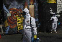 Jornada de sanitización, para evitar la propagación de coronavirus Covid-19, en el Pantón San Nicolás Tolentino en Iztapalapa, Ciudad de México. Foto Yazmín Ortega Cortés.