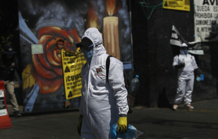 Jornada de sanitización, para evitar la propagación de coronavirus Covid-19, en el Pantón San Nicolás Tolentino en Iztapalapa, Ciudad de México. Foto Yazmín Ortega Cortés.