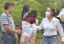 En la agencia municipal de Santa Rosa Panzacola, la Dirección de Desarrollo Humano coordinó la entrega de apoyos alimenticios en seis secciones de la colonia Lomas de San Jacinto.