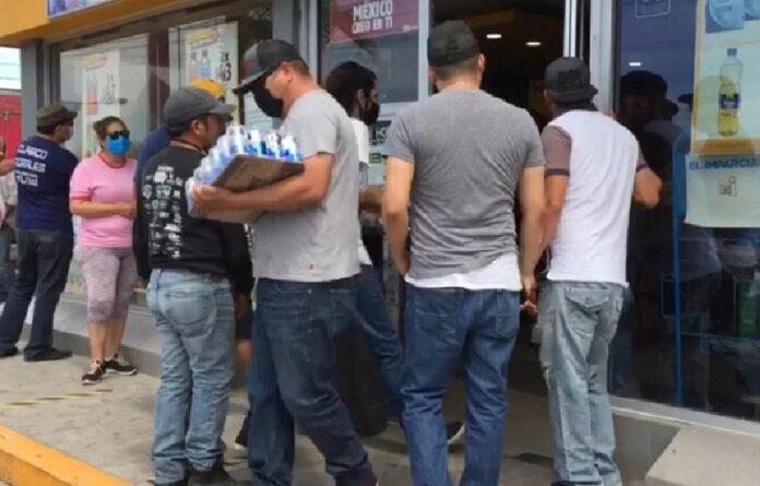 En las tiendas se condicionó el consumo. Foto Cristina Gómez.