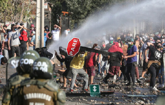 Las manifestaciones se dieron en barrios pobres y de clase media. Foto Ap.