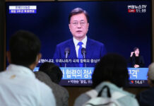 El presidente Moon Jae-in pidió a los ciudadanos que no bajen la guardia en medio de las preocupaciones sobre un nuevo aumento en el brote de coronavirus en el país. Foto Ap.