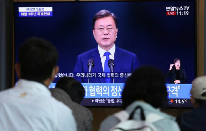 El presidente Moon Jae-in pidió a los ciudadanos que no bajen la guardia en medio de las preocupaciones sobre un nuevo aumento en el brote de coronavirus en el país. Foto Ap.