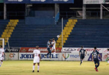En Costa Rica se reiniciaron las actividades de la liga de futbol. Foto Ap.