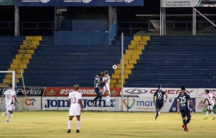 En Costa Rica se reiniciaron las actividades de la liga de futbol. Foto Ap.