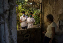 Estudiantes de medicina en Cuba recorren la región de San José de las Lajas en busca de posibles casos de Covid-19. Foto Ap.